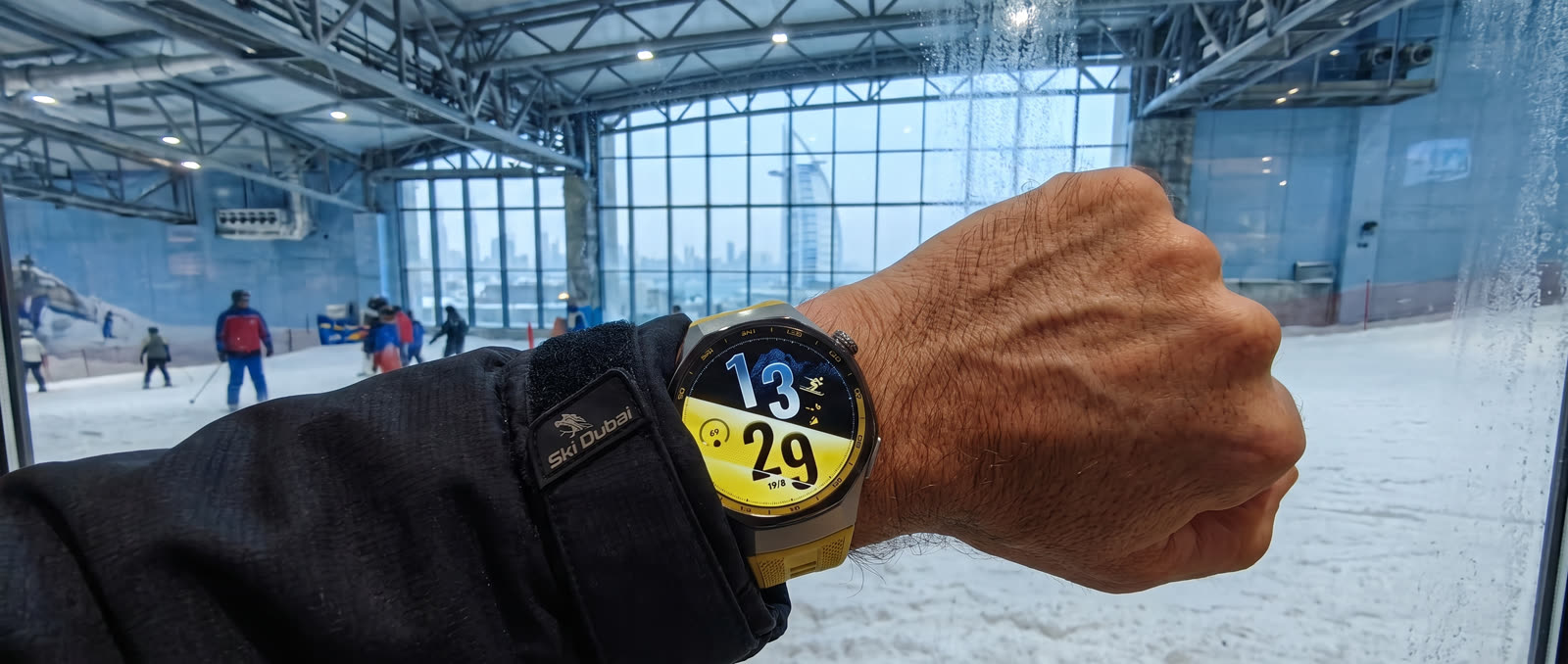 Huawei Watch GT 7 Pro en la muñeca en una pista de esquí cubierta